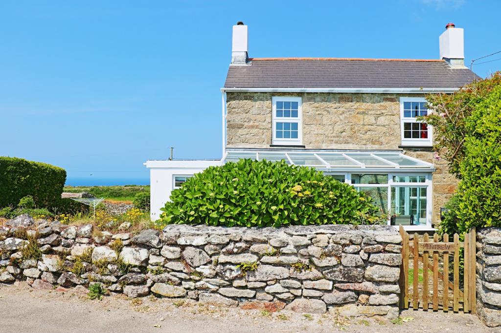 Lot: 62 - DETACHED COTTAGE WITH GARDEN, PARKING AND SEA VIEWS - Front elevation of Pentrew